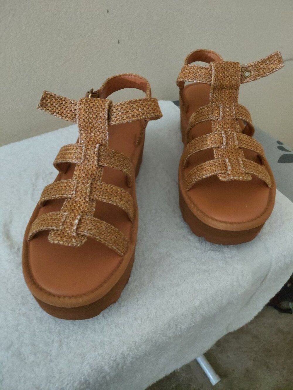 Woman's Sandals - Picture 2 of 7